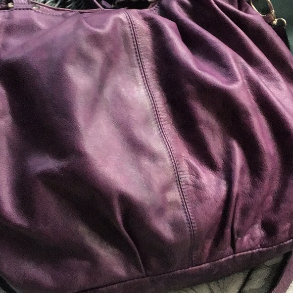 Purple italian leather hobo bag, large bag with zip top, soft distressed leather - Picture 5 of 16